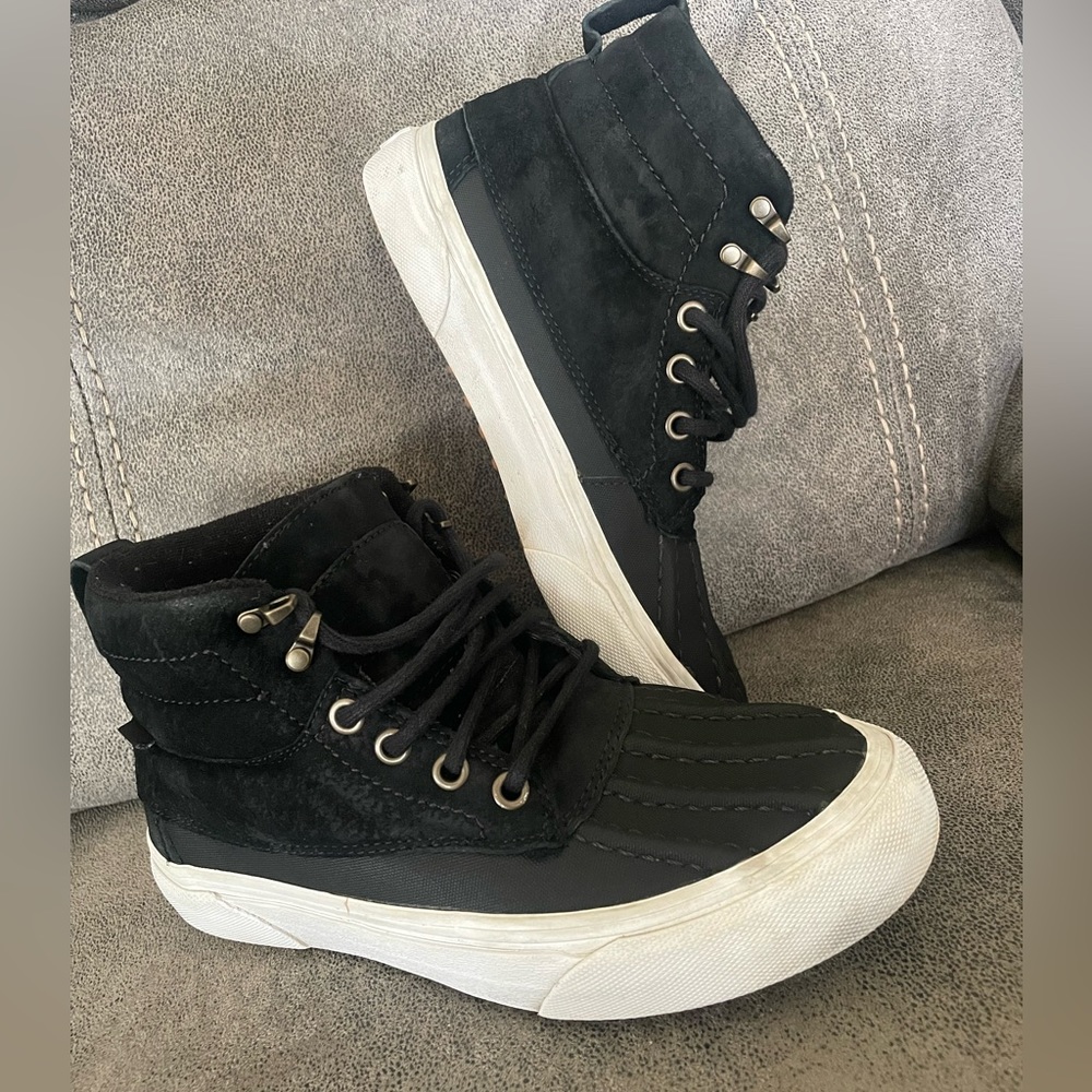 Women’s Vans SK8 Hi Del Pato MTE A eeather shoes size 7 in women, 5.5 in men